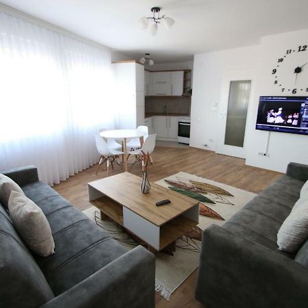 Spacious Apartment Next To The Bus Station And Walking Distance To The Old Town And Shopping Malls 普里兹伦 外观 照片